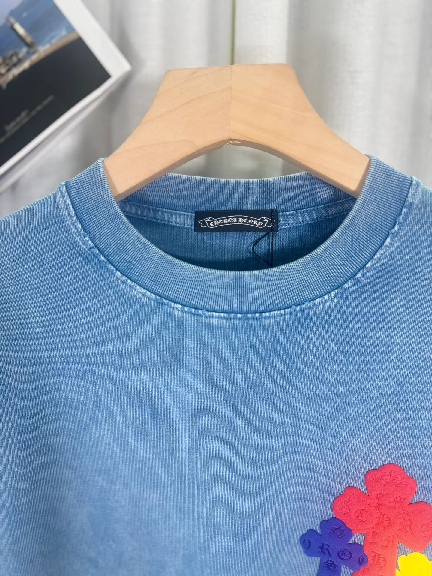 P250 top version, real shot without P, ​​different from market currency) 𝗖𝗵𝗿𝗼𝗺𝗲 𝗛𝗲𝗮𝗿𝘁𝘀/Cro Heart 2025 Autumn and Winter Horseshoe Cross Sticker 3D Glue Couple Casual Long Sleeve 👑The highest version! Customized fabric 320g fabric! Horseshoe cross printing 3D hot glue! The best-selling model in the counter, very comfortable to wear. Accessories: original molded and authenticated collar label➕100% silk wash label. Genuine purchase-grade original hangtag➕matching hanging rope➕3D hanging beads➕original packaging bag. Craftsmanship: The original version has consistent wiring! The highest version of the armhole matching technique! Color: Blue Black Size: S M L XL Style No.: 5175
